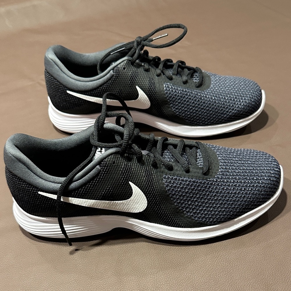 Nike Men's Black and White Athletic Shoes